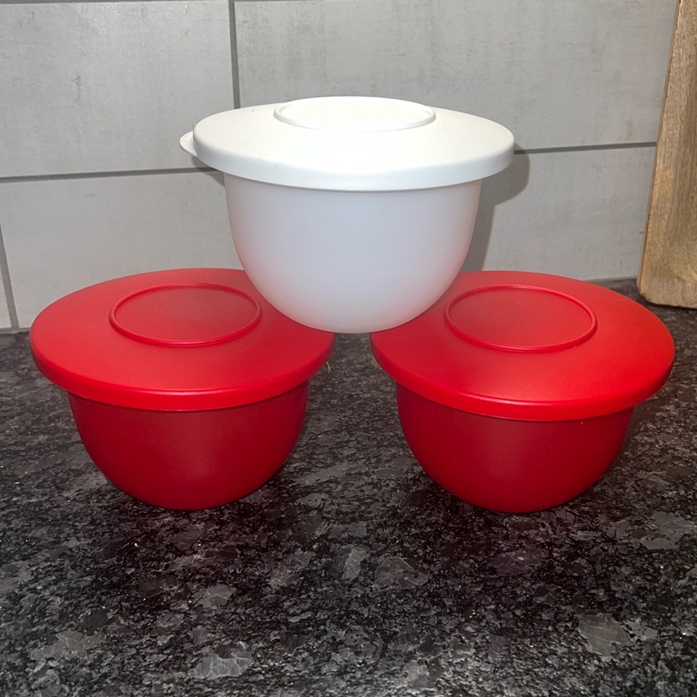 Set of 3 Impressions bowls.  2 1/4 cup bowls with lids. 2 red and 1 white